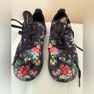 NWOT. Skechers Black Floral Women's Sneakers. Textile. Size 5 - 5.5.